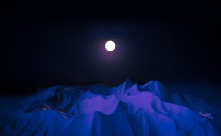 دانلود عکس ماه در شب با کوه عکس