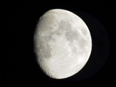 دانلود عکس ماه در آسمان شب ماه در پس زمینه سیاه