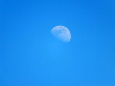 دانلود عکس ماه در آسمان ماه در پس زمینه آبی