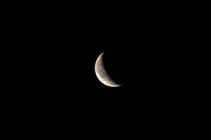 دانلود عکس ماه در پس زمینه سیاه در حال نزول ماه در آسمان نزدیک به زمین