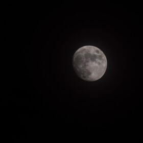 دانلود عکس ماه تایم لپس سهام تایم لپس طلوع ماه کامل در تاریکی