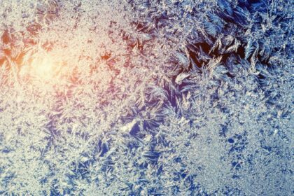 دانلود عکس الگوی طبیعی یخ زده روی پنجره زمستانی