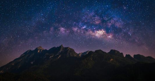 دانلود عکس نمای شب از کوه طبیعت با کیهان فضای شیری