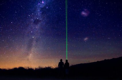 دانلود عکس observacion del cielo nocturno con laser verde