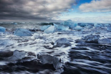 دانلود عکس یخچال طبیعی در ساحل سیاه آتشفشانی ایسلند