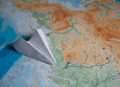 دانلود عکس هواپیما کاغذی اوریگامی روی نقشه