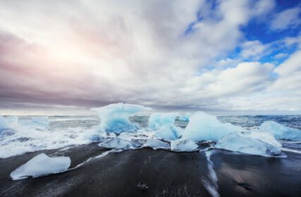 دانلود عکس یخچال طبیعی در ساحل سیاه آتشفشانی ایسلند