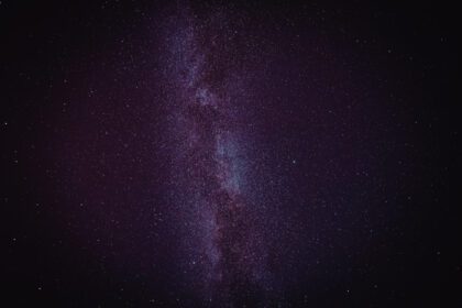 دانلود عکس صورتی و بنفش کهکشان راه شیری در پس زمینه ستاره تیره