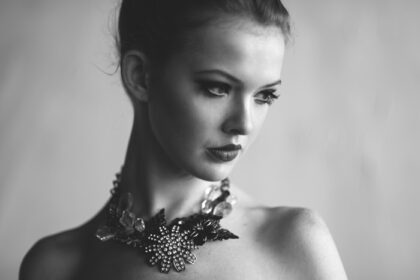 دانلود والپیپر سیاه و سفید زن کلاسیک زیبایی مد مدل گردنبند پرنعمت