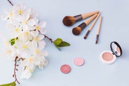 دانلود عکس روی سر برس آرایش شکوفه گیلاس رژگونه رنگی