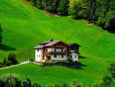 دانلود عکس تپه های سبز یک استراحتگاه کوهستانی در اتریش در تابستان کوچک