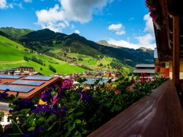 دانلود عکس تپه های سبز یک استراحتگاه کوهستانی در اتریش در تابستان کوچک
