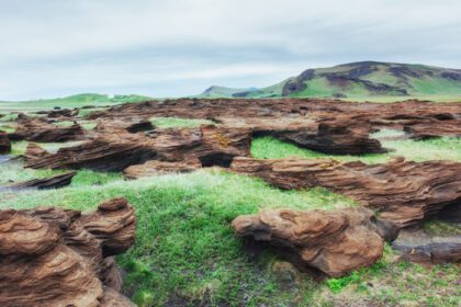 دانلود عکس منظره صخره های آتشفشانی در ایسلند