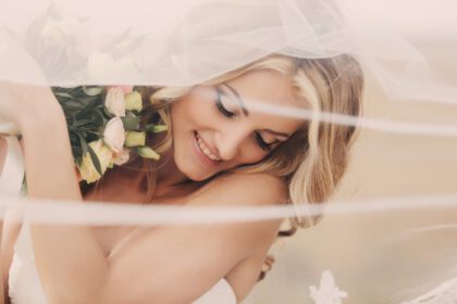 دانلود عکس پرتره عروس بلوند زیبا با دسته گل