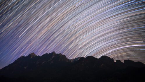 دانلود عکس مسیرهای ستاره بر فراز کوه دوی لوانگ چیانگ دائو در شب