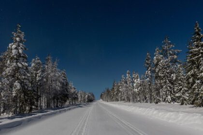 دانلود عکس ستاره ها و منظره روشن ماه در فنلاند در زمستان