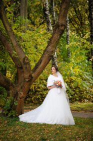 دانلود عکس پرتره عروس تنها در پس زمینه یک پاییز