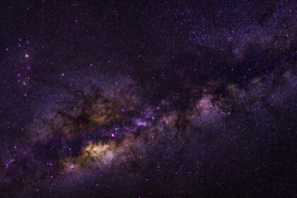 دانلود عکس ارغوانی دراماتیک شب کهکشان پانوراما از جهان ماه
