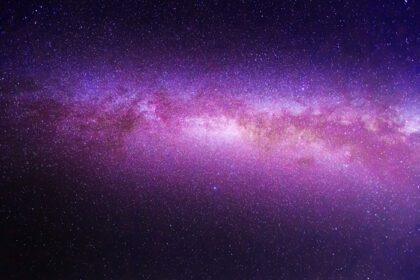دانلود عکس ارغوانی دراماتیک شب کهکشان پانوراما از جهان ماه