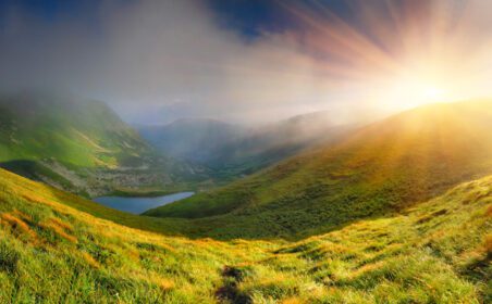 دانلود عکس منظره تابستانی در کوه های نزدیک به طلوع خورشید دریاچه