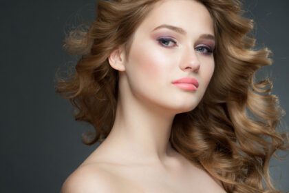 دانلود عکس پرتره زن جوان جذاب با آرایش شیک و مدل موی زیبا