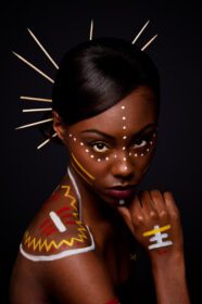 دانلود عکس پرتره زن شانه برهنه در آرایش قبیله ای