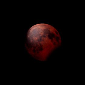دانلود عکس ماه قرمز در هنگام خسوف جزئی