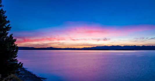 دانلود عکس طلوع خورشید بر فراز دریاچه یلواستون در پارک ملی یلواستون