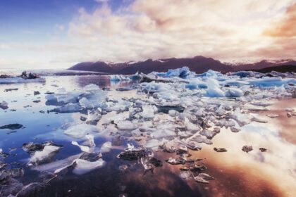 دانلود عکس کوه های یخ در دریاچه یخبندان با کوه