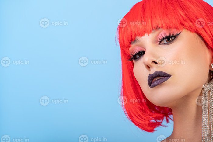 دانلود عکس پرتره زن زیبای با مدل موی قرمز کلاه گیس باب گوشواره بلند کپی فضای