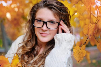 دانلود عکس پرتره زن زیبا با عینک مد در پاییز