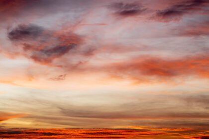 دانلود عکس غروب نارنجی رنگ پس زمینه آسمان ابری در عصر