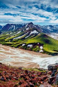 دانلود عکس مناظر ایسلندی از آتشفشان رنگارنگ رنگین کمان
