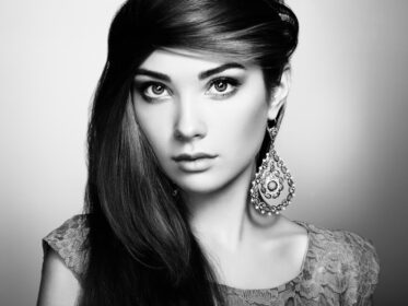 دانلود عکس پرتره زن جوان زیبا با جواهرات گوشواره و لوازم جانبی آرایش کامل عکس مد لباس سیاه و سفید