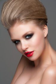 دانلود عکس پرتره زن جوان زیبا با آرایش شیک و شیک و مدل مو با لب های قرمز