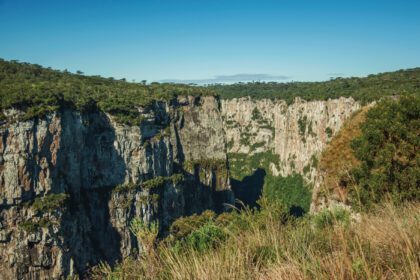 دانلود عکس دره itaimbezinho با صخره های سنگی شیب دار که از طریق یک