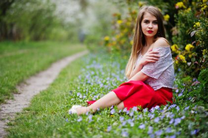 دانلود عکس پرتره نشستن دختر زیبا با لب های قرمز در بهار