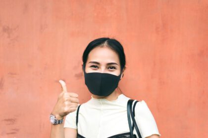 دانلود عکس پرتره زن جوان آسیایی که ماسک صورت می پوشد