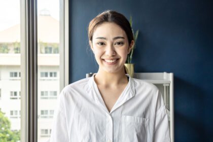 دانلود عکس پرتره زن جوان زیبای آسیایی با چهره آرام در