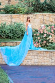 دانلود عکس پرتره زن جوان زیبا با لباس آبی بلند در