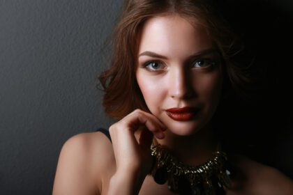 دانلود عکس پرتره زن جوان زیبا با جواهرات