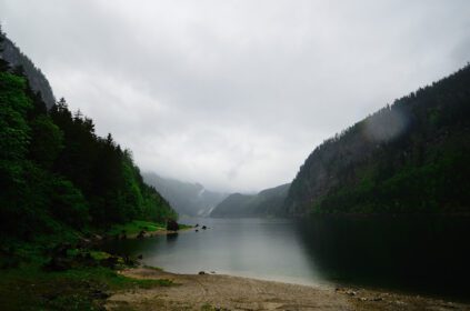 دانلود عکس دریاچه با مه