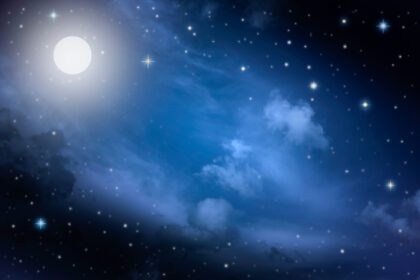 دانلود عکس آسمان پرستاره شب با ستاره ها و ماه در پس زمینه ابر