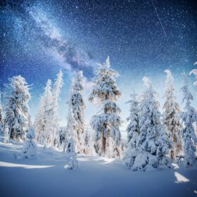 دانلود عکس آسمان پرستاره در زمستان شب برفی فوق العاده راه شیری در