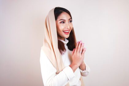 دانلود عکس پرتره زن جوان مسلمان و زیبا با عیدی حجاب