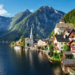 وکتور پرچم ایران در اهتزاز زیر آسمان سفید