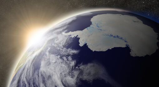 دانلود عکس غروب خورشید بر فراز منطقه قطب جنوب در سیاره زمین از فضا با ماه و ستاره ها در پس زمینه عناصر این تصویر مبله شده توسط ناسا