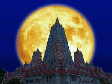 دانلود عکس ماه فوق العاده خونی بر فراز بتکده بوداگایا در آسمان شب