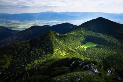 دانلود عکس نمایی از کوه های سبز