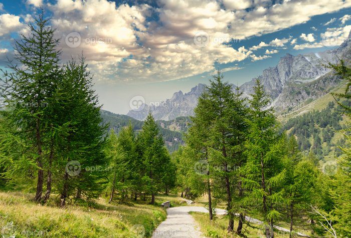 دانلود نمای عکس در یک منظره کوهستانی